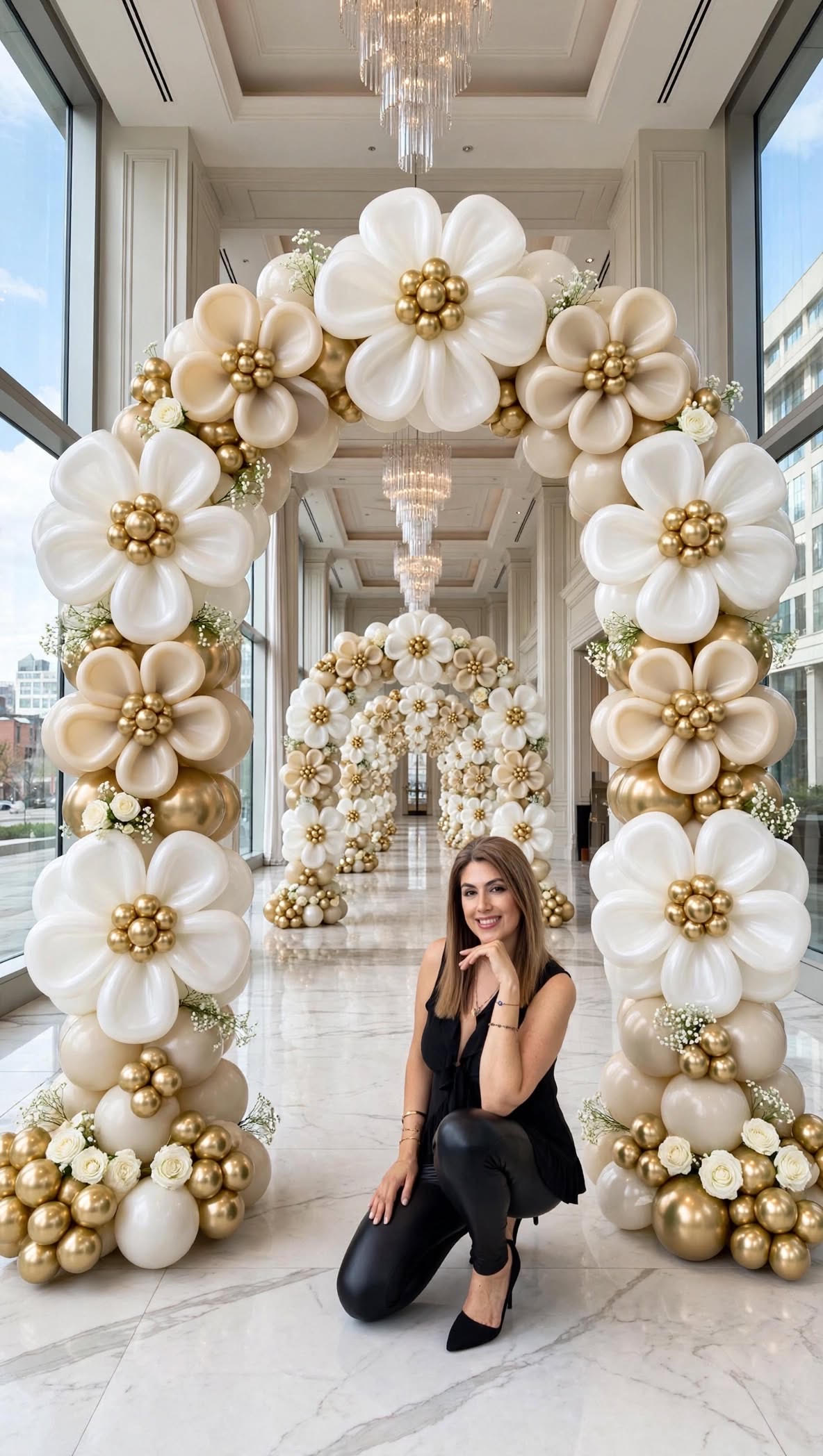 Arches florales blanches et dorées dans un couloir élégant — décor de mariage